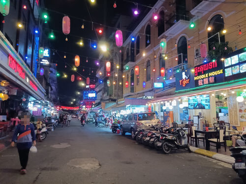 ディープカンボジア2408 「プノンペンの歓楽街はリバーサイド