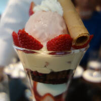 京王プラザホテルでいちごパフェ。おいしかった。
