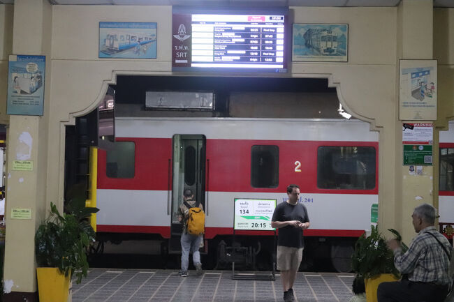 25年3月、ビエンチャンからバンコクまで列車で国境越えをしました。使用されている車両は日本で活躍していたブルートレインです。<br />