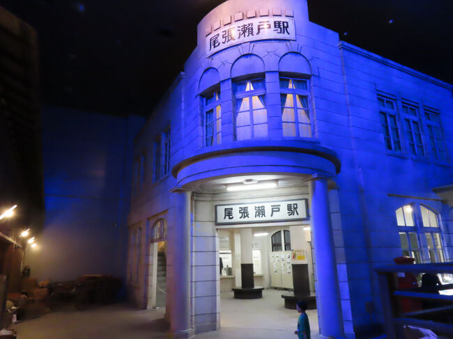 名鉄瀬戸線沿線で育った4歳の孫は今ではすっかり『瀬戸電ファン』。<br />保育園に通園する時は、行きかう電車に手を振って見送るのが日課となっています。<br /><br />瀬戸電開通120年を記念して瀬戸蔵ミュージアムで開催されている「せとでん やきものの街・瀬戸と歩んだ120年」の特別展を孫と見学しました。<br /><br /> 『瀬戸電』の愛称で沿線住民から親しまれている名鉄瀬戸線は、明治38(1905)年に瀬戸自動鉄道として瀬戸~矢田間が開通したのが始まりです。瀬戸電は瀬戸と名古屋を結ぶ重要な旅客輸送の手段であっただけでなく、瀬戸のやきものを運ぶという役割も担っていました。<br />本展では瀬戸電開通120年となるのを記念して、市民公園に展示されていた「デキ202号」や「モ766号」の車両部品に加え、様々な資料や写真を通して、瀬戸電120年の歩みが8月24日(日)まで紹介されています。<br />