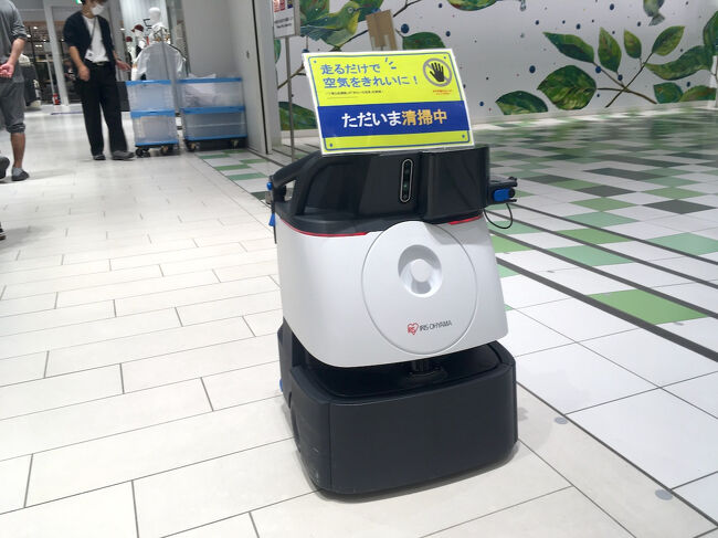 武蔵村山のイオンモールで除菌清掃ロボットを見てきました。<br /><br />家庭用の掃除ロボットが、もっと強力になったものと思われます。<br />それがイオンのGUにいると聞いて、探しにいってきました。<br /><br />ロボットを探す前に、イオンの近くにある観光スポット的な場所へ。<br />北の新青梅街道沿いにある「三本榎」という史跡を見てきました。<br />