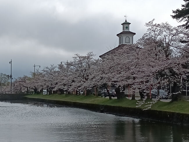 数多の旅行記の中からご覧いただき誠にありがとうございます(^^)/<br /><br />いつかは乗ってみたいと思っていた観光列車の「海里」号<br />念願叶って今回桜の開花に合わせて山形県の鶴岡まで乗車してみました。<br />たまには列車の旅もいいもんですね<br /><br />=かかった費用=<br />・えちごツーデーパス 2,800円<br />・長岡~新潟 新幹線料金 1,870円<br />・海里 指定席 840円<br />・鶴岡市 ホテル代 4,400円(クーポン1,000円引き)<br />・鶴岡駅~加茂水族館 バス 1,520円<br />・加茂水族館 入館料 1,500円<br />・新津~直江津 特急料金 1,860円<br />