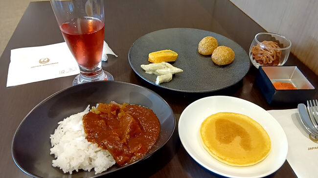 「JALのダイヤモンド会員のうちにファーストクラスラウンジで食べまくる作戦」は、年度が変わってステイタスが下がったため終了。<br />初の国際線のサクララウンジへ行ってみよー、オーッ!<br />ってことで、台北2泊3日旅行へ行ってきました。<br /><br />同じホテルに連泊すると部屋からほとんど出ないので、強制的に外出せざる終えなくするため違うホテル、『ビーハウス台北』と『Kホテル台北Ⅱ』に泊まってきました。<br /><br />