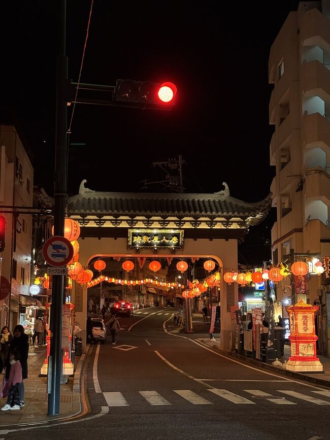初めての長崎旅行 <br />2日目の夜もランタンフェスティバルへ。唐人屋敷跡のろうそく巡り。2夜連続で長崎ランタンフェスティバルを楽しめました。<br />3日目、最終日の朝 窓の外は雨景色でした。「長崎は今日も雨だった」というフレーズが・・・長崎は雨が多いのかと思いきや、前川清&クールファイブ(なつかしい)の歌だったようですね^_^; 観光中はお天気に恵まれて、よい長崎旅行になりました。