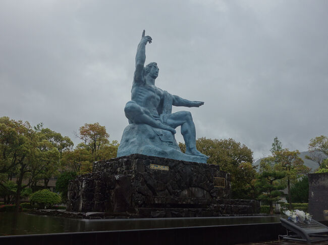 雨に濡れる平和公園。それでも修学旅行生であふれていた。