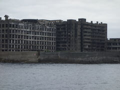 いざ軍艦島へ。軍艦島を船から眺める。