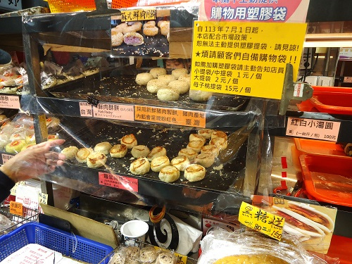 台北2日目も雨です。<br /><br />今日は、台北の歴史を学ぶ予定。もちろん美味しい物もたくさん食べたい。<br /><br />「中華民国総統府」を訪問しました。<br />開館時間9:00-12:00(最終入場は11:30)1Fのみ見学が可能 見学無料<br />展示テーマは「民主の箱舟:台湾の持続的前進」<br />台湾を生物学的観点から紹介するエリア、世界のテクノロジーを支える台湾の技術を紹介するエリア、民主の声、台湾の歴史を紹介するエリア等、いくつかのテーマがありました。台湾について学ぶ、大変興味深い内容でした。<br /><br />周辺には日本統治時代の建物が残り、現在も使用されてたり、博物館として開放されています。<br /><br />