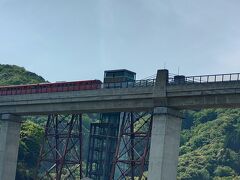余部鉄橋を見上げる