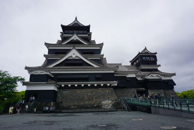 GW行ったことのない熊本県にANAマイルを使って一人旅<br />1日目 御輿来海岸<br />2日目 阿蘇(鍋ヶ滝•大観峰• 中岳第一火口• 上色見熊野座神社)<br />3日目 阿蘇(草千里•通潤橋•八角トンネル)<br />4日目 熊本城<br /><br />以前から行ってみたかった熊本県、実は数年前にもリサーチしてたんだけど、まさかの震災で行くチャンスを逃しました。<br />あれから、かなり時間がたってしまったけど、やっと行けました。