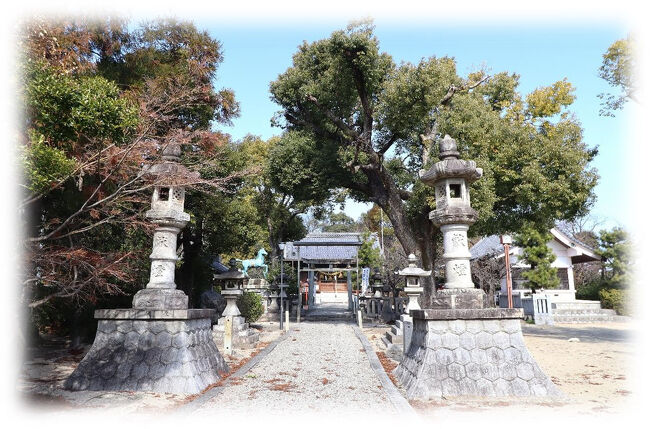 入海神社の参拝を済ませ、9番札所明徳寺へは社頭前の師崎街道を南に向かい、東浦町中央図書館の突き当たりで左に進み、国道366号線沿いに明徳寺川を越えます。<br />明徳寺川を越えると、国道の西側を並行して伸びる師崎街道を進みます。<br />街道右手の住宅街の隙間から森が見え隠れする様になります。<br />目指す9番札所明徳寺はその森の西側になります。<br />平坦な師崎街道から森を目指し西に外れると、道は緩やかな上りとなります。<br />「社寺・旧蹟は森を目指せ」をモットーにしていますが、この森も稲荷神社の杜でした。<br />所在地は東浦町大字石浜字下庚申坊、この地名の庚申坊も意味ありげです。
