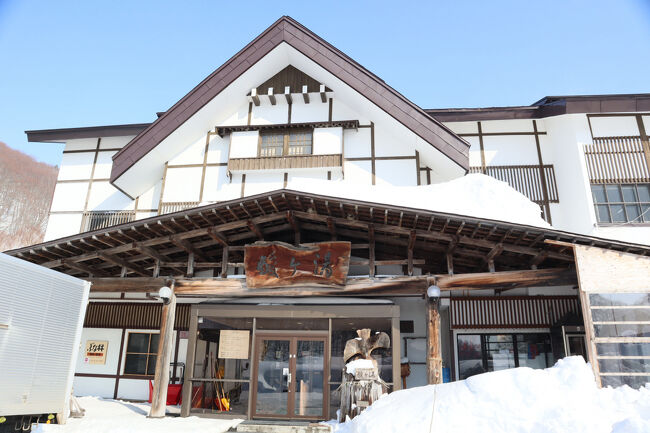 JREバンクの新幹線4割引きを使って、2月末から3月末にかけ、またもや青森へ<br /><br />1月に酸ヶ湯温泉に泊まってみて、その魅力にハマってしまい、2度目行ってきました<br />前回は旅館棟だったけど、今回は湯治棟<br />湯治棟でもトイレ洗面付きのお部屋なら、十分快適に過ごせました<br /><br />2日目は奥入瀬に行きました<br /><br />旅行に旅立つ前には大雪が降ったんだけど、旅行中は暖かくて、過ごしやすいというより雪が解けてて、足元とか頭上とか、ちょっと怖かった