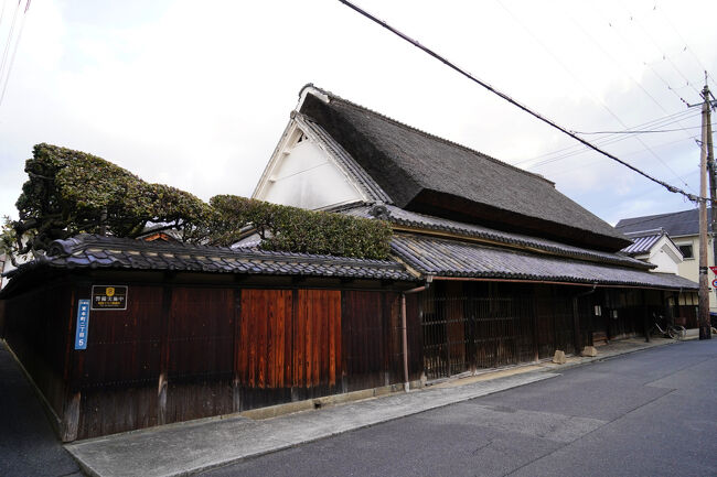 大阪府八尾市の中核をなす近鉄大阪線近鉄八尾駅の南側一帯は、江戸時代に八尾御坊大信寺と慈願寺を中心として形成された八尾寺内町を礎として発展した地域になります。<br /><br />宝永元年（1704年）に大和川が付け替えられたことにより、それまで旧大和川（現在の長瀬川）の舟運に依存していた地区が衰退すると、その地区の住民や商人たちがこぞって八尾寺内町に移り住んだことから、数多くの商家が軒を連ねる在郷町として繁栄しました。<br /><br />現在、最も古い町並みが残る東本町２丁目付近の旧八尾街道沿いには、虫籠窓や千本格子などをしつらえた伝統的な町家が点在しています。<br /><br />そんな中で最も目を惹きつけられるのは、江戸時代に河内木綿で財を成した木綿問屋の建物を買い取った『與兵衛桃林堂』という和菓子屋さんのお店で、八尾街道と立石街道・おおと越の辻に建つ大和棟造りの豪壮な建物には、近鉄八尾駅前のこんな場所によくもまあ残っているものだと感動してしまいました。
