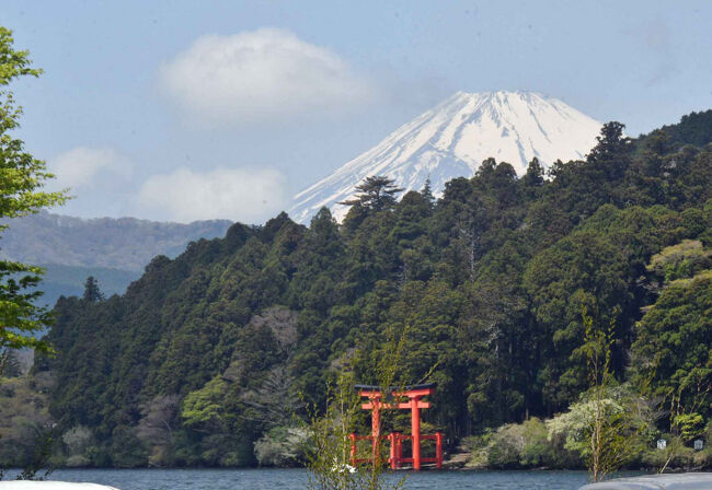 新たに五十三次旅を始めました。<br />前回は還暦で二千九年春の京都ゴールでした。<br />あれから15年ほど過ぎ、あの街道沿いの光景が<br />気になり元気なうちにと決行することに。<br />今回はスマホ、デジカメらを所持することで、<br />格段に記録環境が豊かとなり、風景を詳細にお<br />伝えできます。お楽しみいただければ幸いです。<br /><br /> 行程は前回同様、日本橋からスタートします。<br />ただ、今回は宿場を順に辿ることにしました。<br />1日で2〜3の宿場を歩き、好天時のみとし、<br />遺跡等を中心にたどるのではなく、2025年<br />の東海道界隈の風景を記録することを主として<br />歩きます。<br /> ①オレンジ色帽子着用 ②タオル持参<br /> ③軍手持参 ④雨具所持時<br /> ⑤非常食はかりんとう<br /><br />1日目(3月22日) 38,433歩<br />自宅・・辻堂駅-東京駅・・日本橋・・京橋・・銀座<br />・・新橋・・高輪・・品川・・鮫洲・・鈴ヶ森・・<br />蒲田駅-川崎駅-辻堂駅・・自宅<br /> <br />2日目(4月5日) 40,961歩<br />自宅・・辻堂駅-大船駅-新杉田駅・・京急杉田駅-<br />上大岡駅-京急蒲田駅・・六郷大橋・・川崎・・市場<br />・・鶴見・・生麦・・子安・・東神奈川・・浅間・・<br />天王町・・保土ヶ谷駅-辻堂駅・・自宅<br /> ※スイカ+スマホ注意 <br /> ※川崎宿に新しい施設誕生 <br /><br />3日目(4月8日) 42,302歩<br />自宅・・辻堂駅-保土ヶ谷駅・・本陣跡・・権太坂・・<br />境木・・品濃坂・・戸塚宿・・原宿・・遊行寺・・<br />藤沢宿・・四ツ谷・・小和田・・自宅<br /> ※公衆トイレなし<br /><br />4日目(4月17日) 43,399歩<br />自宅・・小和田・・茅ヶ崎・・南湖・・馬入橋・・<br />平塚宿・・花水橋・・大磯宿・・明治記念大磯庭園<br />・・国府本郷・・二宮・・堀切橋・・国府津駅-<br />辻堂駅・・自宅<br /><br />5日目(4月21日月曜日) 40,951歩<br />自宅・・辻堂駅-国府津駅・・酒匂川・・小田原新宿<br />・・伊勢屋・・ういろう・・小田原城・・上板橋・・<br />風祭・・入生田・・三枚橋・・畑宿-箱根湯本駅-<br />小田原駅-辻堂駅・・自宅<br /> ※伊勢屋豆大福等1,078円 ういろう864円<br /> ※石畳足元悪し手袋必須杖は現地調達<br /><br />6日目(4月27日日曜日) 51,354歩<br />自宅・・辻堂駅ー小田原駅-箱根湯本駅-畑宿・・甘酒茶屋<br />・・元箱根・・箱根関所跡・・箱根峠・・山中城址・・塚原<br />・・三島神社・・三島駅-辻堂駅・・自宅<br /> ※畑宿から箱根峠までは問題なく歩ける。<br /> ※箱根峠からの下りは最悪!!<br /> ①兜石坂通行止め 迂回案内の指示がわかりにくい<br /> ②山中城址以降の道路案内が未整備<br /> 国道1号線のバイパス工事終了後、旧東海道の順路<br /> などの案内表示を再整備していない。<br /> ③信号山中城口で案内が消える。<br /> ④富士見平ドライブイン(休業中)前の案内表示が旧態<br /> 依然・・まさに迷路・・