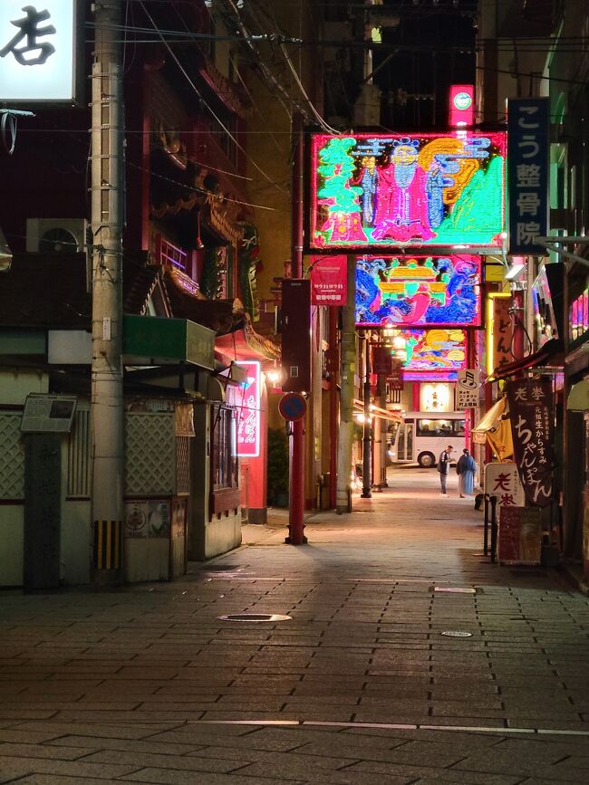 当初、去年の11月に計画していた長崎旅行。<br /><br />母が体調を崩したり<br />娘もコロナに罹患したり<br />会社でも体調不良のひとがいて<br />なかなか休みが取れなかったり。<br /><br />3回くらい旅行をキャンセルして<br />やっと!ついに!<br />念願の長崎旅行に行ってきました。<br /><br />はじめての九州旅行でしたが<br />想像以上に長崎は都会で<br />街並みが美しくて<br />食べものも美味しくて<br />綺麗な夜景も見れて<br />大好きな街になりました!<br /><br />福岡では、最終日の朝に<br />念願の通称かえる寺(如意輪寺)を<br />訪れることもできて<br />一生忘れられない<br />楽しすぎる旅行になりました(^з^)-☆<br />