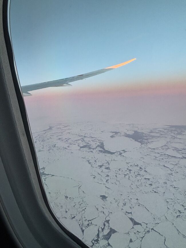 表紙の写真・パステルカラーに染まる北極海と翼の夕陽。<br /><br />2024年でフィニッシュと思っていましたが、この風景を再び見れて感激。<br />エリアですが、前回と同じで北極圏の写真が中心なので、北極にしました。<br /><br />・・・・・・・・・・・・・・・・・・・・・・・・・・・・・・・・・<br /><br />この旅行記ですが、2024年にもう北極海の上空を飛ぶことも無いと思って、必死に写し旅行記にしましたので、今回は手抜きで作成予定でしたが、写してきた写真を見ていると、どの写真も捨てきれず、未練がましくアップしています。<br />前回と比較してと思っていたのですが、思いのほか面倒でギブアップ(苦笑)ドンドン遅れていってしまうので・・<br /><br />『先にお断り』スマホ画像をPCに取り込めず、トリミングが出来ない為、枚数多めです。何時も?ですね^^;<br /><br />・・・・・・・・・・・・・・・・・・・・・・・・・・・・・・・・・<br /><br />今回の旅が欧州最後になる覚悟で計画しました。<br />(と、思っていたので、帰国時に空港でユーロを使い切ったのに、夫が財布に25ユーロ残っていたと、帰宅したら出すではありませんか(プンプン;)<br />では、また欧州に言って良いのねと言ってしまった(笑)<br />また、往復マイルが溜まったので行けるから、行くかも(爆)<br /><br />旅好きでは無い夫(観光は二の次で、お腹が空くと機嫌が悪くなる)との2人旅・・夫の希望も入れると、一人旅の自由さが無いな~と思いながらも、欧州に行けるからと思いなおしてプラン作り。<br /><br />旅好きというか、旅の計画を練るのが好きなので、旅程を組み立てる時間が一番幸せかな~~<br /><br />61歳で2か月ロンドンに短期留学後に、ヨチヨチ歩きで個人旅行を始めて楽しんでいたのに、コロナ禍で5年の空白期間が出来てしまった事が、本当に残念。60時代の旅と後期高齢者の旅は、異次元の世界だから(苦笑)<br /><br />最初の個人旅行が、今回と同じ時期GWの前後で、ドイツからでしたので、15年前のヨチヨチ歩きの旅を、懐かしく思い出しています。<br /><br />昨年同様に、今回もフランクフルト空港利用で、翌日にミュンヘンへ早目に行く予定だったので、当初は寝るだけと「シュトゥットガルト泊」で計画したのですが、夫の希望の女子サッカーが1日先送りになり、ミュンヘン滞在が4日間に延長になった。<br /><br />それならばと、ミュンヘンへ入るのを夕刻にして、1日観光できる街へ行こうと練り直して「ニュルンベルク泊」に変更しました。<br />何故か?はニュルンベルク編に織り込みます。<br /><br />