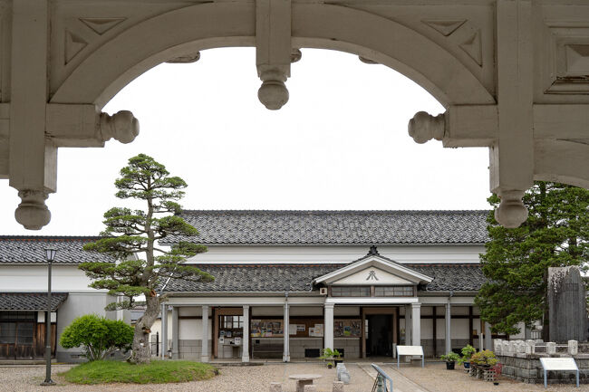 鶴岡市は過去に何度か訪れているのんびりした良いところです。<br />以前から羽越本線藤島駅の歴史建築を見てみたいと思っていました。<br />曇り空だったのが残念
