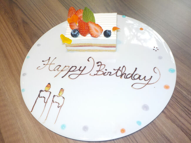 ヒルトンプレミアム会員で、誕生月前後1か月間にレストランで食事をすると、誕生日ケーキがサービスされます。<br />何年も行ってなかったので、今年は行くことにしました。家から一番近いのは、軽井沢にある旧軽井沢KIKYOキュリオ・コレクションです。<br />宿泊はしてませんが、バラ園、綿半まつりなど、車で出かけたのを、まとめて旅行記にしました。<br />