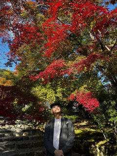 紅葉ちらほら二尊院から祇王寺へ