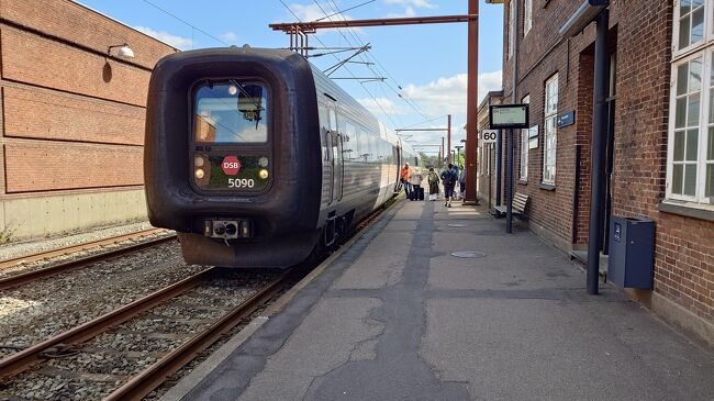 フランクフルトからハンブルグを経由してデンマークのコペンハーゲンまで。<br />フランクフルト駅でハンブルグからコペンハーゲンまでのICの指定券が買えなかったが、厳密にいうとハンブルグから国境の駅までが指定券を購入しなければいけないということだったらしい。この日はドイツ全土ではなくて、この付近の州の祭日だったため混んでいたのではないか。ホテルの朝食も祭日扱いで、普段は6:30からなのだが、この日は7:00からになっていた。<br />結局私はハンブルクから国境の駅まではIC（インターシティー）以外で行くことにした。しかしそれが仇となってしまった。<br />フレンスブルグまでの列車がなぜか20分ほど遅れ、乗り継ぎの列車が待っておらず定時に出てしまった。ホームに行っても列車は無く他にも唖然としている人たちが。私も唖然としていたらそばにいた女性がインフォメーションへ行きましょうと言って連れて行ってくれた。インフォメーションで最速でコペンハーゲンへいく方法を聞いたところ、最速でプリントアウトしてくれたのが2時間待ち。乗り継ぎの列車はデンマークの列車なので待つ必要もなく行ってしまったのだろうか？前回ポルトガルで列車遅延によりホテルへ泊まれなかったので、今回も素早く宿に連絡をしました。<br />時間があるので街まで買い物に。Googleマップで食料品店を検索すればいっぱい出てきます。一番近くの店に行きましたが、なんか変な匂いが。商品もなんか日本語っぽい様な商品名が書いてある。うどんとかそばとか。でも明らかに日本で作ったものではない。時々ヨーロッパの店であるのだが、中華系の店だ。入ると変な匂いがし、値段はちょっと安め。変な日本語のパッケージがいっぱいある。何も買わずに出て他の店に入った。デンマークへ入ればさらに物価が高くなるので、食料品を購入。<br />駅に戻り列車に乗ることにする。デンマーク方面から列車が入ってきた。今まで見たことのないフロント形状だ。列車衝突の時は威力を発揮するかもしれないが、デザイン的にはイマイチなゴムチューブの様な前面形状。<br />これには一等車ではないが、静かにせいよという車両がついている。通話をしていたネイちゃんは車掌に注意されていた。<br />国境を過ぎた駅で降車し、ここでハンブルグから来たICに乗り換える。一等車に乗っているとお菓子と水が配られた。ドイツ国内はチョコレート一個だけだった。<br />一等車は6人掛けのコンパートメント。日本では寝台列車でしかない座席だが、ヨーロッパではなぜかいつまでも残っている。昔と違ってグループで旅行する人は減ってきているのに、旅客のニーズを考えないのかな？<br />2時間遅れプラス20分も遅れて宿に着いた。21時だというのにまだ日が出ている。夏の旅行は安心とちょっと得した気分だ。