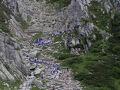 平日なら少ないだろうと千畳敷カールを見に行ったら中学校集団登山のシーズンで登山道は混んでいた