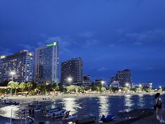 タイのパタヤで１か月過ごす。パタヤ(～５日目)「１か所目のホテル、ビーチの砂浜・夕陽、マッサージ等」