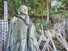 栃木県　卒塔婆の数だけ祈りがある　彼岸と此岸の境界に立つ岩山「岩舟山高勝寺」を参拝してみた　オッサンネコの一人旅