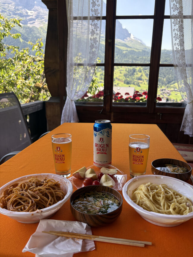 やってきました、2年半ぶりの海外旅行!<br /><br />ただいまスイス・グリンデルワルト滞在中です。<br />今回は、もともとは夫の退職記念旅行はスイスへということで、夫念願の「暮らすように滞在したい!」をかなえるべく、1年以上前から計画。<br />とりあえず1か月滞在の予定だったんだけど、みなさんご存じの円安、もしくはスイスフラン高?のため、仕方なく、3週間に縮めることになりましたがそれでも、最初の訪問地「グリンデルワルト」では貸別荘に8泊滞在と、まさしく暮らすように、という夢が現在進行中。<br /><br />とりあえず今日は、グリンデルワルト滞在4日目。<br />2連続ハイキングの後、さらに今朝がたものすごい雷と雨のため、今日は一日休養日ということになり、じゃちょっとブログでも作っちゃおうかしらん、なんて。<br /><br />ちょっとだけ、貸別荘滞在記としてゆる~く記録しておきます。<br />午後9時過ぎても明るいから時間の感覚がおかしくなっちゃう。