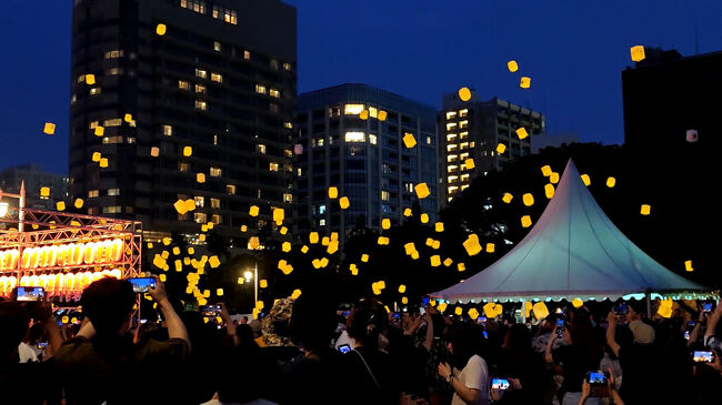 2025年7月5日(土)・6日(日)に第1回 横浜七夕祭り in 山下公園が開催された。<br />5日の夕方に日本スカイランタン協会の協力でスカイランタンのイベントが開催。<br />事前にイベント参加のチケットがネット販売されたが、販売開始20分後にアクセスしたところ既にSOLD OUT。<br />まあ残念ではあるが、山下公園に行けば見る事はできるだろうと不良夫婦二人で出掛ける事にした。