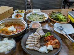 ソウル２日め。さぁ食べるぞ～！しかし韓国って、一人飯が難しい。事前調査が必須やけど、そのかいあったわ(*^^*)話題のスタバにも行くよ！