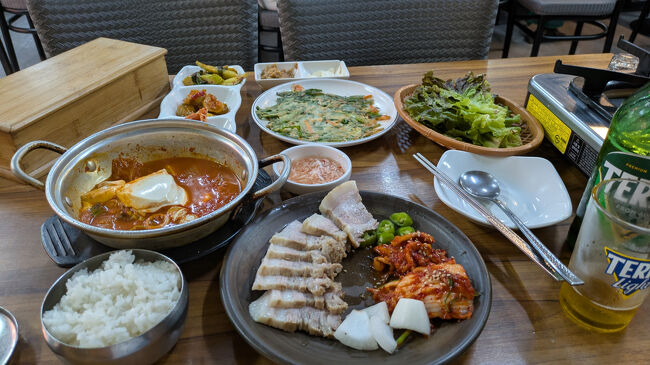 ソウル二日目。今回のテーマは、ご飯!グルメじゃなくて「ごはん」(^-^)<br />豪華な料理は食べません。庶民のお店で、安くて美味いごはん。<br />話題のスタバにも行かないと!<br /><br /><br />『イザックトースト明洞ソンダン店』<br />https://happysenior.asia/2025/07/19/isaac_tozst_myong_dong_/<br /><br />https://happysenior.asia/2025/07/21/starbucks_gwangjang_market/<br />『スターバックス広蔵市場店』<br /><br />『オポッ』<br />https://happysenior.asia/2025/07/21/opo_possamu/<br /><br />『トンタッ南大門』<br />https://happysenior.asia/2025/07/22/tontak/
