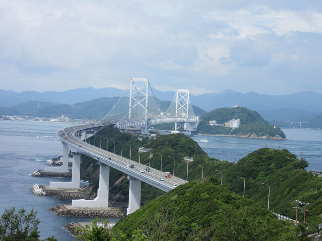 家内の実家は渋谷区ですが、義父母はどちらとも京都府福知山市に所縁があります(両家の墓所も福知山市街にあります)<br />ところで2024年6月に義父が他界しましたが、義母的に亡き夫の所縁ある福知山に埋葬してあげたい反面、足蹴く通える東京に埋葬し手厚く供養もしたい・・・。一族で熟考した挙句、今回福知山の墓は墓終いをし義母が墓参りし易い地に新たに墓を用意する事としました。<br /><br />2024年12月に福知山にて「墓終いの儀」を行いましたが、今回は閉めた墓の納骨者の方々を新たに収める境内内の墓地の最終打合せと供養で福知山を訪れました。<br />しかし折角関西まで出向くのですから観光をしない手はありません。<br /><br />長年の福知山行脚は且つて福知山は義母の生家がありベースとしていましたが、現在は人手に渡り宿泊ベースはない、逆に宿泊する義理も無いので福知山に拘らず兵庫県の淡路島に宿を抑え明日は淡路島観光としました。<br /><br />前日の内に淡路島南部まで移動し民宿に宿泊<br />本日は朝から島内観光に充て、その後頑張って東京まで戻ります<br /><br />普段は一人旅が多い(趣味性が高すぎて誰も付き合ってくれない・笑)のですが、今回の旅は家内・義母・義妹と共に4人での旅行<br />また義母は少々足が悪いので観光はポイントを絞って私なりに最善のプランニングをしました。<br />折角淡路島南部まで来たのですから目玉は「鳴門海峡」と「渦潮」先ずは「道の駅 うずしお」にて大鳴門橋と鳴門海峡を望み、その後は淡路島特産の玉葱を買うべく島内最大級の農産物直売所「美菜恋来屋」で買物<br />そして福良港より観潮船で「うずしお見学」帰路の途中に「あわじSA」にて明石海峡大橋を望みます<br /><br />相変わらず、あちこち立ち寄りながらの旅なので今回は前編・後編に分けてお届けします<br /><br />前編は前日宿泊した宿の様子と「道の駅 うずしお」「農産物直売所 美菜恋屋」を訪問の様子をお届けします<br /><br />※つたない文章&写真ではありますが、是非最後までお付き合いください