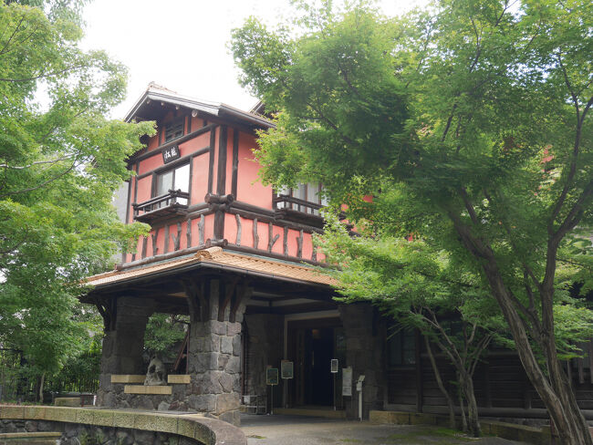 揚輝荘という名前は今年になるまで聞いたこともありませんでした。ハーフティンバー様式の外壁で昭和12年に完成した迎賓館である聴松閣(ちょうしょうかく)、ならびに日本庭園を兼ね備えていて、松坂屋百貨店創業者、伊藤次郎左衛門祐民(いとう じろうざえもんすけたみ)氏の別荘だという事です。行ってみれば県外の人々に知られていないのは勿体ない、とても素敵なところでした。