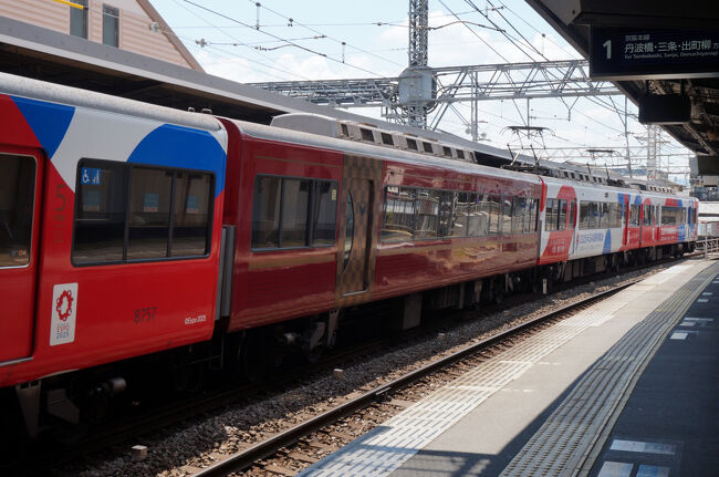新幹線を京都で下車し、そのままJR奈良線の普通電車に乗り換えました。目的地の稲荷駅は京都市内の駅ですから乗車券はまだ有効区間内です。<br />https://youtu.be/J3IX9ypX25c<br />隣のホームから発車するみやこ路快速が奈良駅に先着するのに、この普通電車も満員で9割方が外国人! 彼らのJAPAN RAIL PASSでは私鉄に乗れないのでJRを選択したのでしょうが、予想通り私たちと同じ稲荷駅でほとんどが下車しました。駅の真ん前にはもう伏見稲荷大社の鳥居が建っていて、そこから表参道が始まります。<br />千本鳥居はさすがの迫力で、途中に下がる燈籠もいい味を出しています。ただ今回は片側が工事中でロープも張られた通行禁止になっていたのですが、そこを逆走して来る外国人もたまにおり、工事関係者に連行されて戻されていました。観光を楽しむなら最低限ルールは守ってほしいものです。<br />裏参道から戻ると、京阪電車の伏見稲荷駅に出ます。そこからは京都1日乗車券を活用するのですが、紙のきっぷではなく、スルッとQRttoというサイトで購入したQRコードを自動改札機にかざして入退場するデジタル乗車券です。待っていると8000系特急が通過して行きました。<br />https://youtu.be/Z6R4JCiPA7w<br />深草・墨染といった素敵な名の駅に停車してきた準急を伏見桃山駅で下車し、伏見大手筋というアーケード商店街を通って伏水酒造小路へと入ります。さらに南下すると黄桜カッパカントリーがあったのですが、どこで試飲させてもらえるのかがいま一つ判らず、さらに竜馬通りを進んで寺田屋へ向かいました。<br />寺田屋前にある歴史の説明を読んで、「寺田屋の事件って、これじゃあ薩摩藩の内紛じゃん。そうなんだっけ??」と違和感を覚えたのですが、それはアレとは別の「寺田屋騒動」とも呼ばれる事件であったことを知りました。私が思っていた坂本龍馬が幕府方に襲撃され、逃げのびたアノ事件も寺田屋事件と呼ばれているのですが「寺田屋遭難」とも呼ばれているそうです。ややこし過ぎます!<br />そこから豪川沿いに歩くと月桂冠大倉記念館がありました。こちらは入口もわかりやすく、展示も充実していました。大吟醸は相当みがくのだとは知っていましたが、実際に小さくなった米の姿を見ると、なんだか贅沢すぎてもったいない気持ちになりました。最後にコインを3つ渡され、3種類の試飲ができるのですが、私は甘口から辛口に進むように大吟醸等を選んで堪能しました。特別期間でもう1種類いただけたので、ほろ酔い気分となりました。扉の外の井戸からの仕込み水もチェイサーとしていただきました。<br />十石舟の乗り場を過ぎてさらに南下していくと、中書島駅に到着します。EXPO2025ラッピングの特急がやって来て、テンションが上がりました。<br />https://youtu.be/POJUJW4nLGQ<br />そこから再び1日乗車券で石清水八幡宮駅へ準急で向かいます。立派な京都競馬場を左手に、淀城址を右手に眺めつつ、淀川と木津川を渡るものの2駅で到着しました。<br />https://youtu.be/NR75DJInuUE<br />駅前から石清水八幡宮参道ケーブルに乗るのですが、この乗車料金も1日乗車券には含まれています。<br />ケーブルカーこがね号が入線して来たのでなんとなくすぐ発車するかと思っていたのですが、かなり時間があったようで、車内は蒸し風呂のようになりました。しかし走り出すと正面の窓から爽やかな風が車内に流れ込み、別天地のようになりました。<br />https://youtu.be/WmRAiOxj3cM<br />3分ほどで山上に到着しますが、そこからまだ少し登らなければなりません。宗像三女神を祀った神社が見えたら後はほぼ水平移動です。<br />さすがに由緒正しき石清水八幡宮、立派な楼門と美しい本殿にしばし言葉を失います。吉田兼好の『徒然草』52段で仁和寺の法師が勘違いして麓の神社だけお参りし「少しのことにも、先達はあらまほしき事なり」とまとめられた高良神社の御朱印とともにいただき、展望台の方へ。男山の上から眺める淀・伏見・京都タワー方面は、実に感動的なパノラマでした。<br />下りのあかね号ケーブル車内では徒然草中のエピソードが紹介されていましたが、「ある寺の法師が…」と言っていました。大人の事情があるのでしょう(笑)<br />https://youtu.be/7pG0IoWl4O0<br />京阪電車で丹波橋まで向かい、近鉄電車に乗り換えて京都駅へ。JR伊勢丹が入る駅ビルの10階からは、西側と東側をつなぐ全長185mの空中廊下「空中経路Skyway」へ行くことができます。北側に広がる京都市街を高さ45mから一望できるロケーションは一見の価値ありです。大階段では祇園祭や万博バージョンの映像も流れていました。<br />山陰線の0番ホームを経て、新幹線で帰京です。