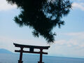 白い神社と青い湖