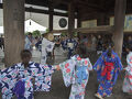 小雨に負けない、国宝善光寺“お盆縁日踊り”