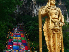 極彩色でカオス感満載のクアラルンプール・　バトゥ洞窟。ここは人がいっぱい、手すりには猿がいっぱい、階段にはゴミがいっぱい、の混沌世界