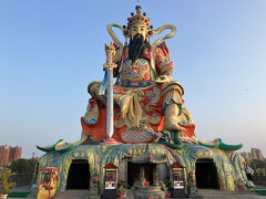 風雲急を告げる国際情勢の影響や如何に！懐かしの台湾、最前線と王道観光の旅【９】２日目⑥龍虎相搏つ！お色直し中、 高雄蓮地潭仏閣巡り