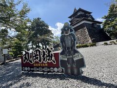 丸岡城天守内の階段は、補助縄があるほどの急傾斜。