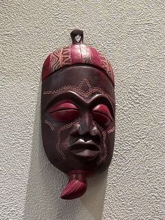 お嬢と行く大阪・京都（1-②）"大阪関西万博2025"【スーダン】"スーダンのショップで売ってたこの仮面、買いだった?" かなぁ･･･