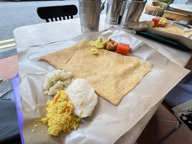 2024年10月末よりマレーシア居住となり、お気に入りなシンガポールが近くなって嬉しい限り。今回の旅はＸつながりで親しくなったＭさんから「来週22日の猫の日に映画見に来ない？」とのお誘いを受けての訪問。たまたま所定休日だったので「行きます！」と即答、仕事終わりに直行コースでサクッと遊んできました。<br /><br />表紙写真：妙に印象に残っているインドな朝食、しみじみ美味しくてリピ希望。