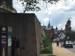 ワシントンDC ナショナルモール : ジェファーソン通りを散策すると国立や政府の建物が並んでいます。