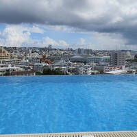 那覇の福州園からノボテル沖縄　インフィニティプール＆ラウンジ