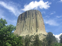 ワイオミング州 デビルスタワー : この僻地に年間40万人超の観光客が来る意味がわかりました。