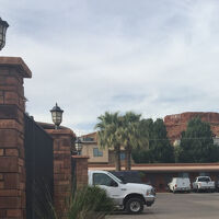 ユタ州 セントジョージ : ダウンタウンのホテルにチェックインするとデキシーロック前