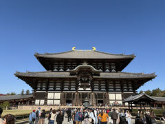 紅葉色づき始めの奈良　東大寺くぐり穴で無病息災祈願
