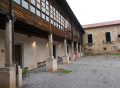 2025サンチャゴ巡礼18 04Cornellanaからサラス 弁当作りの夫婦