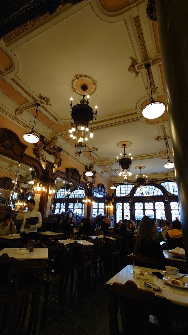 街歩きは坂と階段の連続です。お腹が空きます。<br />老舗カフェ「Cafe Majestic」に入れたのでランチをします。その後は「南蛮屏風」があるというソアーレス・ドス・レイス国立美術館へ行くことにしました。<br />【日程】<br />　1/31　羽田　→　フランクフルト<br />　2/1　フランクフルト　→　リスボン<br />　2/1　リスボン市内観光　<br />　2/2　リスボン　ロカ岬～ジェロニモス修道院等観光<br />   2/3　リスボン　市内観光　サン・ジョルジェ城から街歩き<br />   2/4　リスボン　アズレージョ博物館　市内観光<br />   2/5　リスボン → ポルトへ移動　ポルト泊<br />   2/5　ポルト市内観光<br />   2/6　ポルト　ボルサ宮殿、ポルト大聖堂等の観光など<br />★2/7　ポルト 　ドゥロ川クルーズ、博物館見学など<br />　2/8　ポルト<br />　2/9　ポルト<br />　2/10　ポルト　→　フランクフルト　→　<br />　2/11　羽田空港着