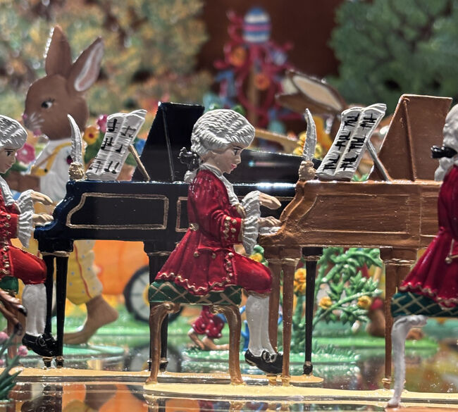 ドナウ河クルーズのたび2025年11月（2）ザルツブルグ<br /><br />２日目：<br />ザルツブルグの初日は、観光馬車に乗って、祝祭大劇場やザルツブルク大聖堂、聖ペーター僧院教会など、旧市街の雰囲気を味わいます。<br />その後、ミラベル庭園などを徒歩で見学し、カフェ・モーツアルトで昼食。ザルツブルグの街を散策します。