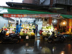 20251212 瑞芳 雨降りに膝痛に…三食昼寝付き休みかな。福哥牛肉麺→林記福州胡椒餅→来哥鵝肉