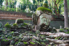 タイ北部一人旅③チェンマイ：ニマンヘミン通り～神秘的な洞窟寺ワットウモーン